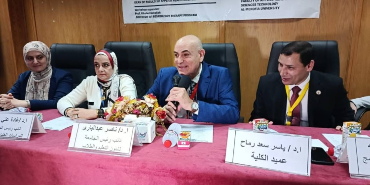 تكريم رئيس جامعة المنوفية خلال برنامج الرعاية التنفسية بكلية تكنولوجيا العلوم الصحية التطبيقية