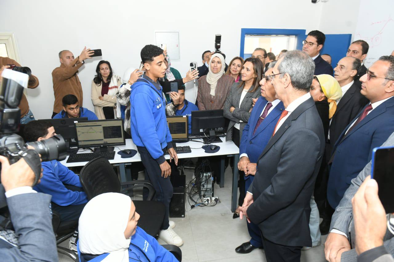 محافظ الدقهلية ووزير الاتصالات يتفقدان مدرسة "WE" الرقمية بالمنصورة