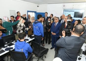 محافظ الدقهلية ووزير الاتصالات يتفقدان مدرسة "WE" الرقمية بالمنصورة