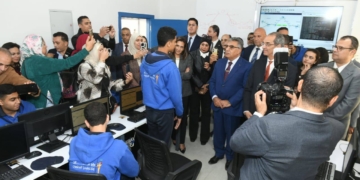 محافظ الدقهلية ووزير الاتصالات يتفقدان مدرسة "WE" الرقمية بالمنصورة