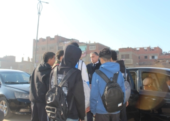 أثناء جولة مفاجئة.. وكيل تعليم الجيزة يلتقي الطلاب المفصولين ويصدر قرار عاجل