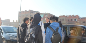 أثناء جولة مفاجئة.. وكيل تعليم الجيزة يلتقي الطلاب المفصولين ويصدر قرار عاجل