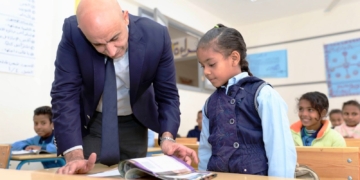 94 منهجًا جديدًا بتكلفة صفرية.. التعلم: المناهج أصبحت سهلة والطالب يستوعبها أسرع 