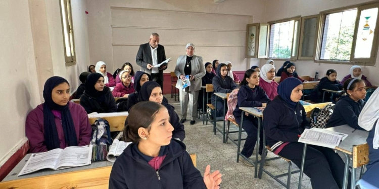 الأكاديمية العسكرية المصرية تحتفل بتخرج دورتين من المعلمين ومديري المدارس بالتعاون مع التعليم