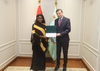 وزير الزراعة يُسلّم شهادات التخرج لمتدربين من 10 دول افريقية في ختام برنامج إنتاج تقاوي الأرز