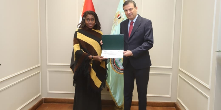 وزير الزراعة يُسلّم شهادات التخرج لمتدربين من 10 دول افريقية في ختام برنامج إنتاج تقاوي الأرز