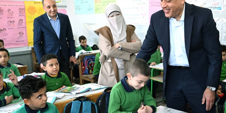 رئيس الوزراء يتابع نسب الحضور واستيعاب الطلاب داخل فصول ابتدائي الجيزة