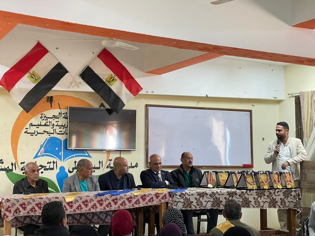 نقابة المعلمين بغرب الجيزة تكرم 81 معلمًا بالواحات البحرية تقديرًا لعطائهم