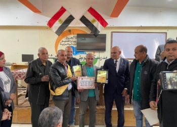 نقابة المعلمين بغرب الجيزة تكرم 81 معلمًا بالواحات البحرية تقديرًا لعطائهم