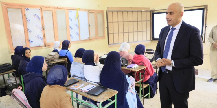 صيانة شاملة وديسكات جديدة.. تكليفات عاجلة بعد توقف الوزير داخل فصول القاهرة