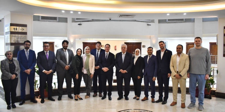 وزير التعليم العالي يلتقي الدفعة الأولى من طلاب منح الدكتوراه المشتركة مع فرنسا