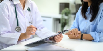 الجامعة الأمريكية تطلق برنامجاً تدريباً في القيادة وإدارة الأعمال  لطلاب طب عين شمس