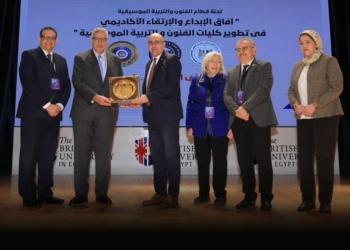 القائم بأعمال رئيس جامعة مصر للمعلوماتية: ضرورة إدماج التكنولوجيا الرقمية في لوائح كليات الفنون