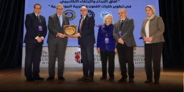 القائم بأعمال رئيس جامعة مصر للمعلوماتية: ضرورة إدماج التكنولوجيا الرقمية في لوائح كليات الفنون