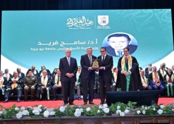 جامعة القاهرة تكرم الدكتور أحمد سامح فريد تقديراً لمسيرته العلمية والأكاديمية في احتفالية عيد العلم