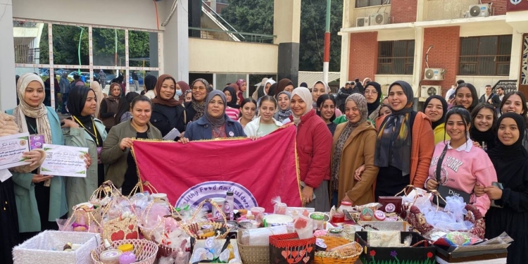 “سفراء الغذاء الصحي بجامعة سوهاج يبدعون في كرنفال المنتجات الطبيعية ويطرحون حلولًا مستدامة خلال الأسبوع البيئي التاسع”