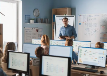 إندونيسيا تبدأ تنفيذ خطة التحول الرقمي في التعليم بتوزيع الألواح التفاعلية