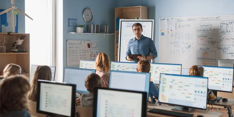 إندونيسيا تبدأ تنفيذ خطة التحول الرقمي في التعليم بتوزيع الألواح التفاعلية