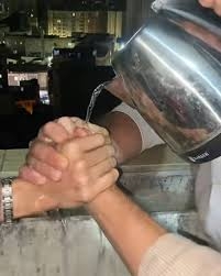 يؤدي إلى تسمم دموي وأخطر أنواع الحروق.. تحذير عاجل من تحدي الماء المغلي على "تيك توك"