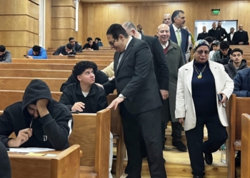 رئيس جامعة القاهرة يتفقد امتحانات الجامعة الأهلية والفرع الدولي ويطمئن على انتظامها