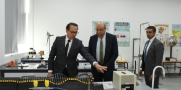 وزير الطيران مع د اشرف منصور فى المدرسة الالمانية