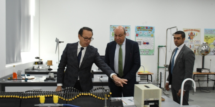 وزير الطيران مع د اشرف منصور فى المدرسة الالمانية