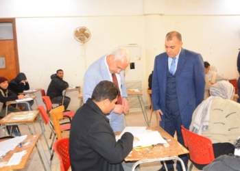 نائب رئيس جامعة أسيوط يتفقد سير امتحانات الفصل الدراسي الأول بعدد من كليات الجامعة