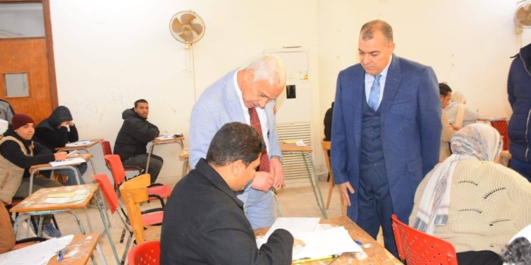 نائب رئيس جامعة أسيوط يتفقد سير امتحانات الفصل الدراسي الأول بعدد من كليات الجامعة