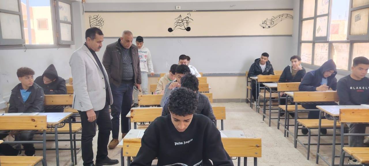 كشفت تناقضات الوزير.. أسئلة امتحانات النقل تفتح باب الجدل.. خبير يحذر من الاعتماد على الكتب الخارجية والحفظ الحرفي