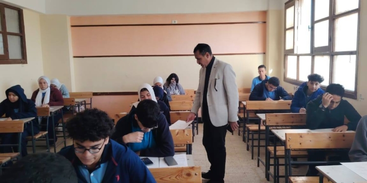 كشفت تناقضات الوزير.. أسئلة امتحانات النقل تفتح باب الجدل.. خبير يحذر من الاعتماد على الكتب الخارجية والحفظ الحرفي