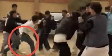"خناقة" بسلاح أبيض أمام مدرسة تجريبي.. ومطالب للوزارة بالتدخل