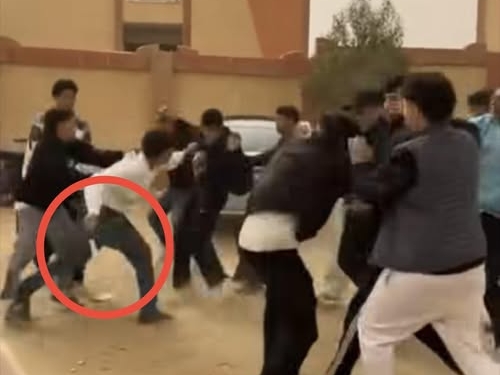 "خناقة" بسلاح أبيض أمام مدرسة تجريبي.. ومطالب للوزارة بالتدخل