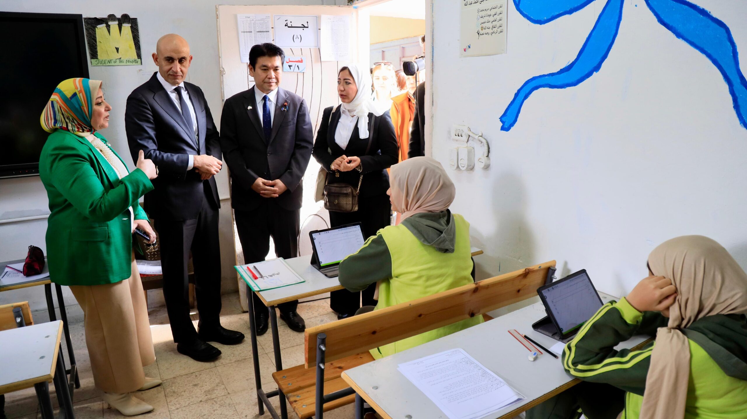 حوار وزير التعليم الياباني مع الطالبات حول مادة البرمجة والذكاء الإصطناعي