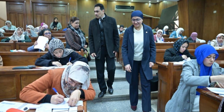 قيادات جامعة القاهرة تواصل المتابعة الميدانية لامتحانات الدراسات العليا والبكالوريوس بعدد من كليات الجامعة