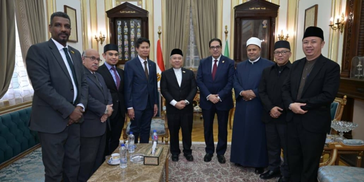 رئيس جامعة القاهرة يستقبل رئيس جامعة السلطان الشريف علي الإسلامية بسلطنة بروناي دار السلام لبحث تعزيز التعاون الأكاديمي والعلمي