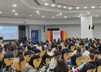 من قاعات الدراسة إلى ساحات الدبلوماسية الدولية… معهد الدراسات الدبلوماسية يلتقي طلاب GUC وGIU