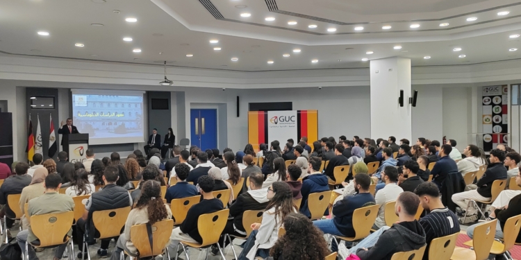 من قاعات الدراسة إلى ساحات الدبلوماسية الدولية… معهد الدراسات الدبلوماسية يلتقي طلاب GUC وGIU