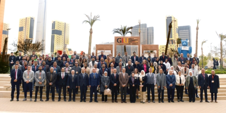 وزير الطيران يتفقد المجمع الصناعي والمدرسة الالمانية الدولية بحرم الجامعة الالمانية بالقاهرة