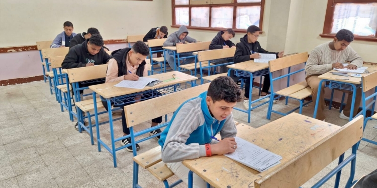 سبب تكرار أخطاء الامتحانات في الشهادة الإعدادية.. خبير تربوي يوضح