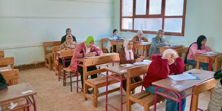 قام بتصوير الامتحان باستخدام هاتف طالب.. قرار عاجل ضد  رئيس لجنة امتحانات الشهادة الإعدادية