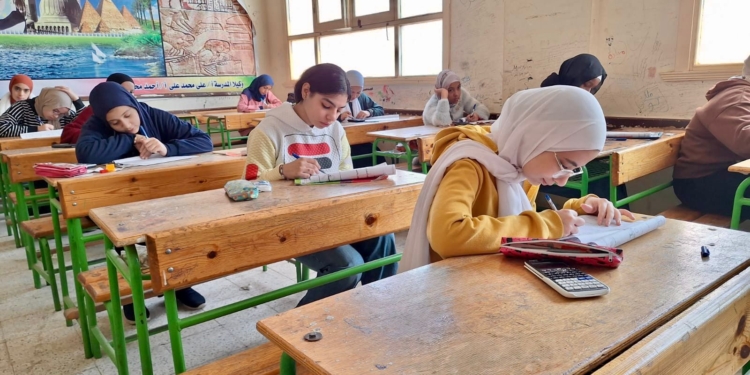 رغم شكاوى الأهالي والطلاب.. أسباب استمرار التقييمات الأسبوعية والشهرية بالفصل الدراسي الثاني
