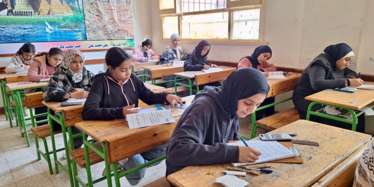 من الأخطاء إلى الغش.. امتحانات النقل تزرع القلق قبل الثانوية العامة