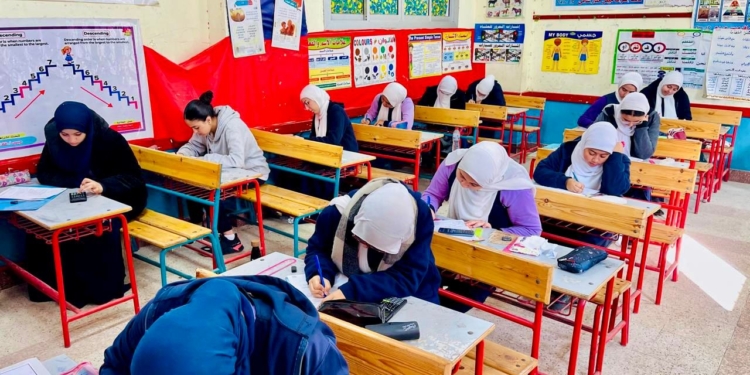 تعدي على طالبة بالسب والضرب بالشارع.. الداخلية تكشف التفاصيل