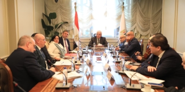 تميهدا لتأسيس حرم داخل عين شمس..عاشور يبحث التعاون مع وفد جامعة إكستر البريطانية