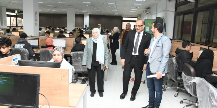 نائب رئيس جامعة قناة السويس يتفقد اختبارات الجامعة الأهلية