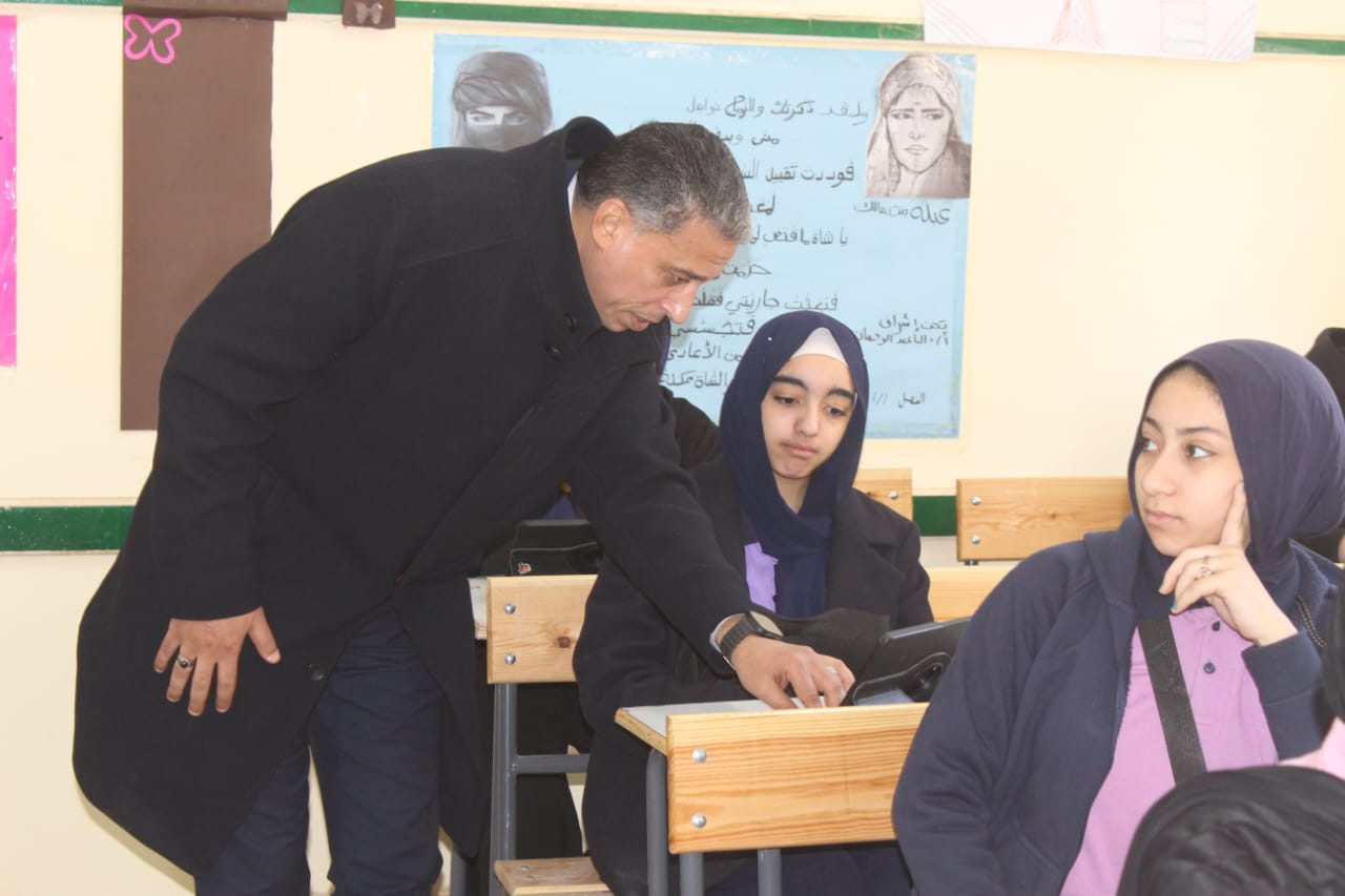 وكيل التعليم بالجيزة يتابع امتحان مادة البرمجة لطلاب الأول الثانوي