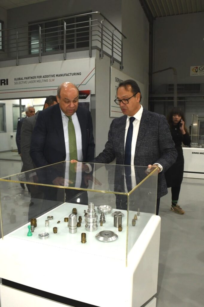 وزير الطيران يستمع لشرح د اشرف منصور