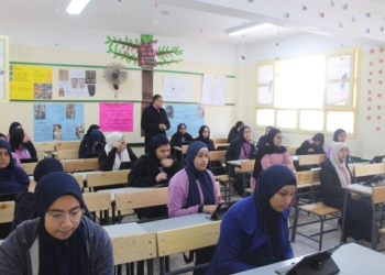 وكيل التعليم بالجيزة يتابع امتحان مادة البرمجة لطلاب الأول الثانوي