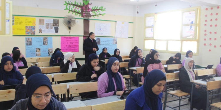 وكيل التعليم بالجيزة يتابع امتحان مادة البرمجة لطلاب الأول الثانوي