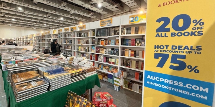 دار نشر الجامعة الامريكية فى معرض الكتاب